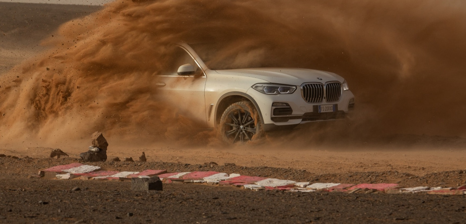 BMW X5 jazdilo po vernej kópii slávneho okruhu Monza na saharských pieskoch