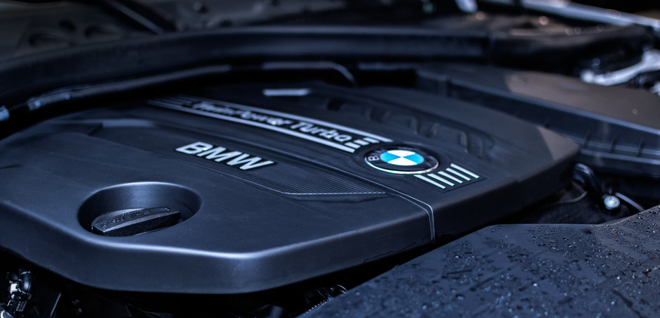 BMW zrušilo dvanásťvalec. Benzínu celkovo sa nevzdáva