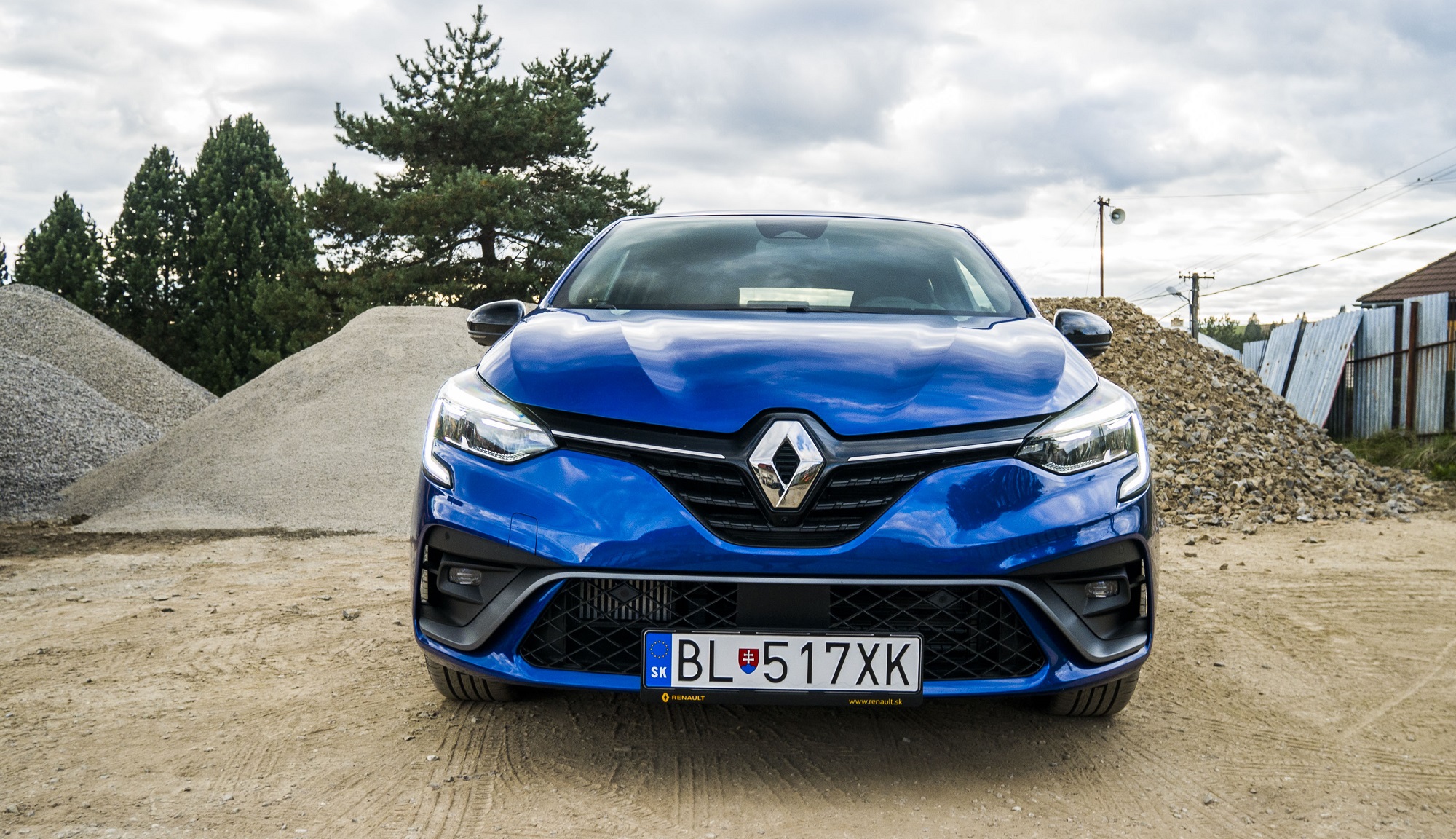 Francúzi kúpili v júni najviac áut a ťahajú Renault na čelo