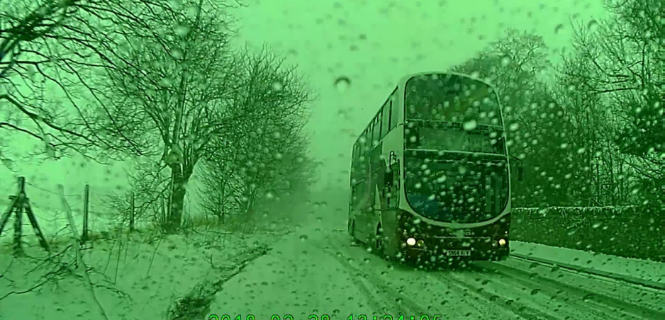 Jazda v snehu: Autobus sa na poslednú chvíľu vyhne nehode