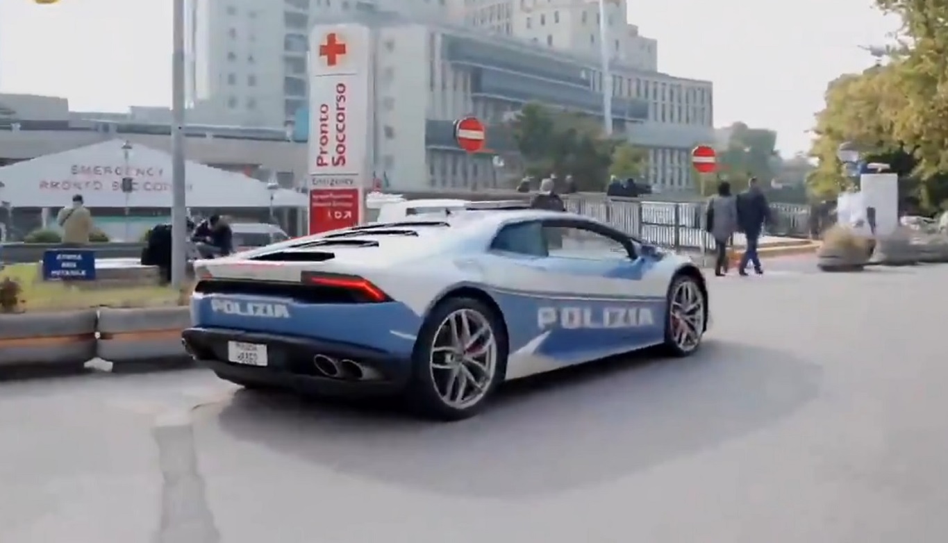 Lamborghini Huracan talianskej polície prešlo 500 km za dve hodiny. Prevážalo obličku
