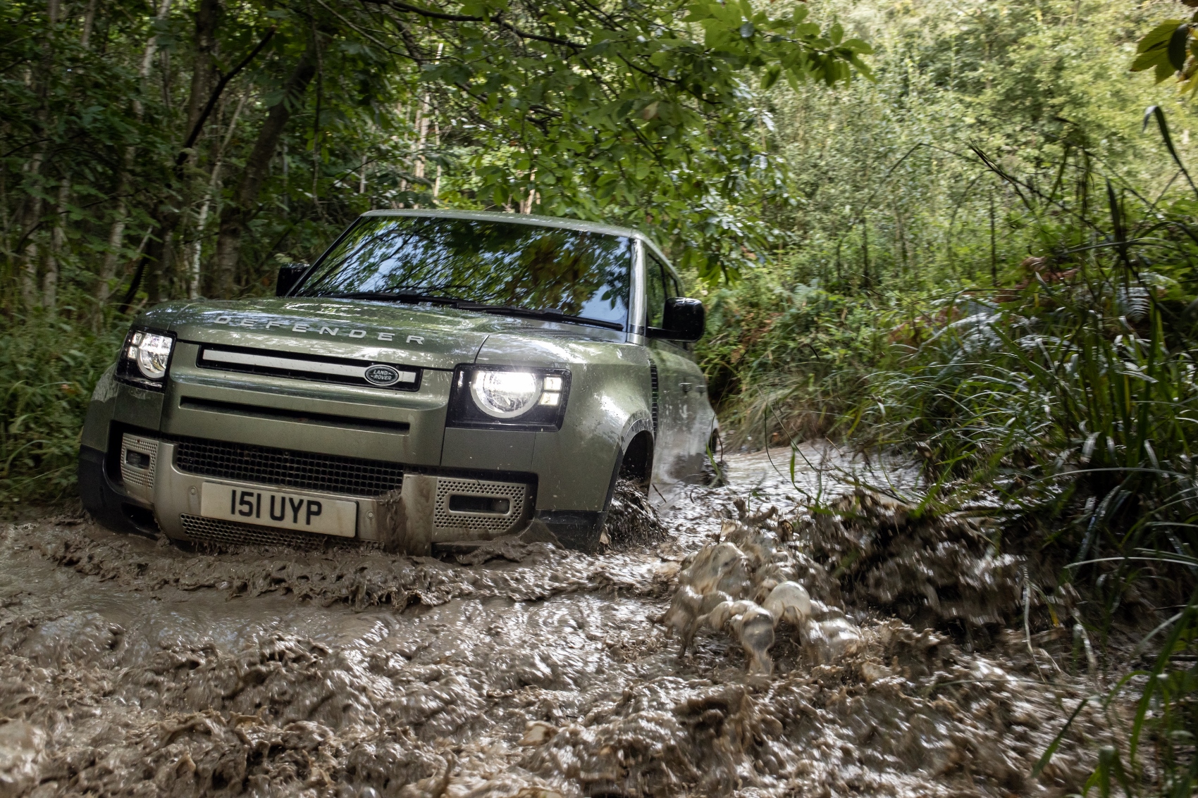 Land Rover Defender dostal plug in hybrid a nový naftový šesťvalec