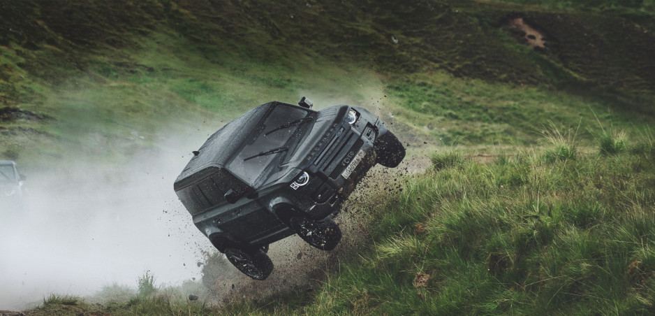 Land Rover Defender "nemá čas zomrieť" a predvázda sa v najnovšej bondovke