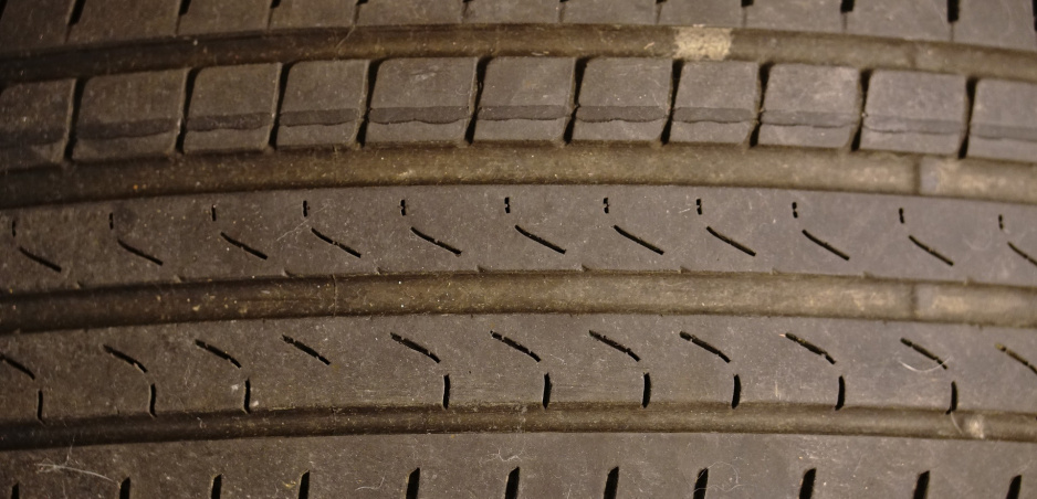 Na zjazdených pneumatikách u nás jazdí päťkrát viac vodičov ako v Česku
