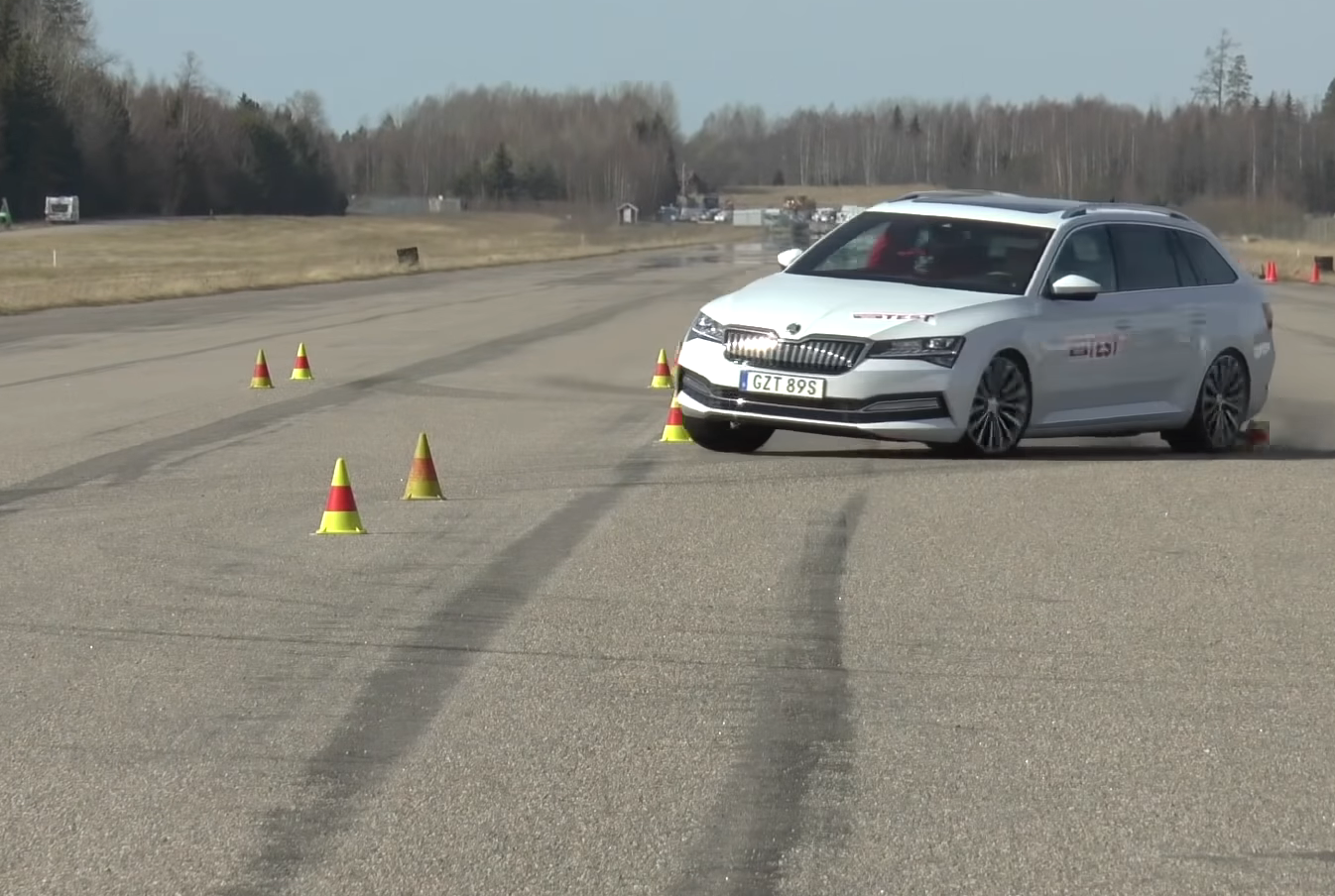 Škoda Superb Combi iV nezvládla losí test. Za Peugeotom 508 SW výrazne zaostala