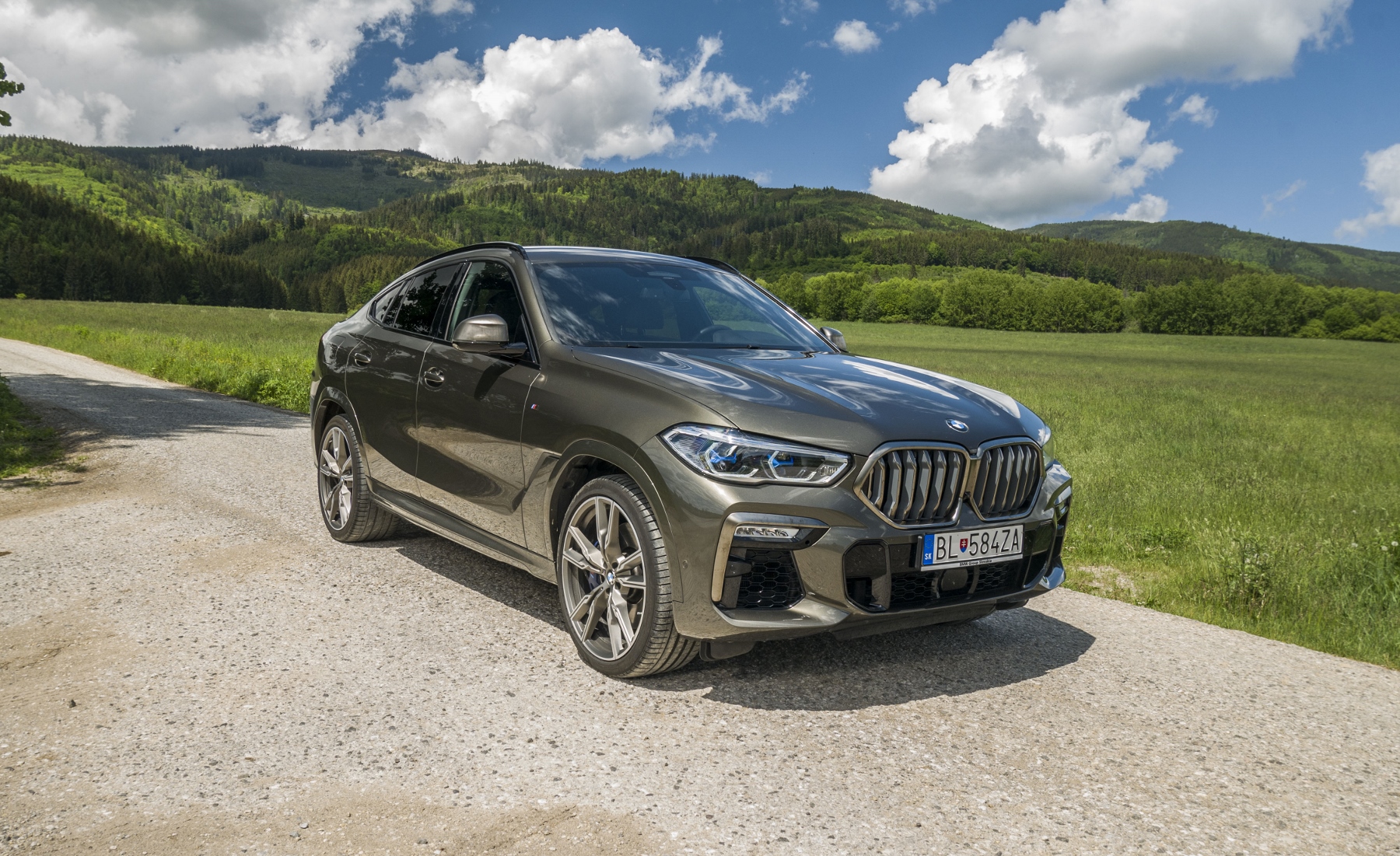 Test: BMW X6 M50i napína benzínové svaly, ale neukazuje plnú silu