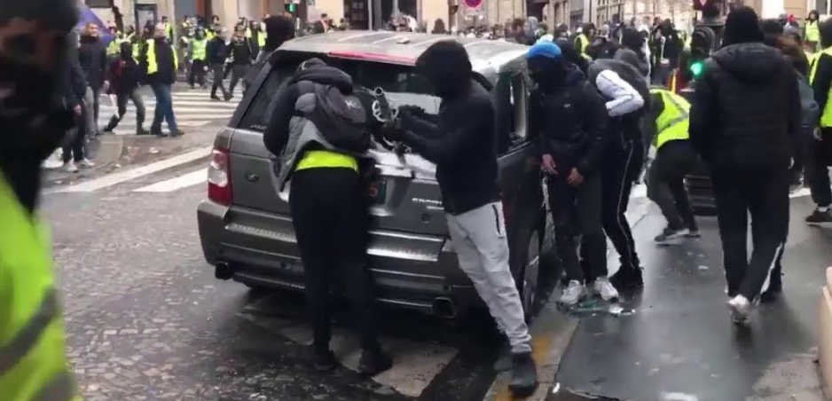 Videá: Francúzske Žlté vesty ničia všetko. Neunikli ani autá