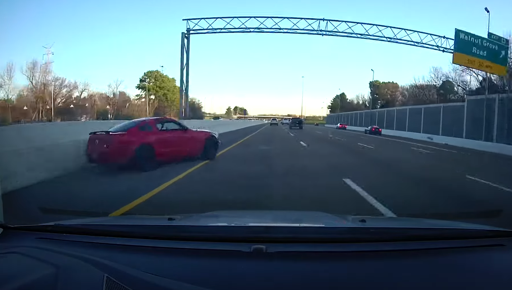 Video: Vodič Mustangu odchádzal z miesta nehody. Spôsobil pri tom ďalšiu