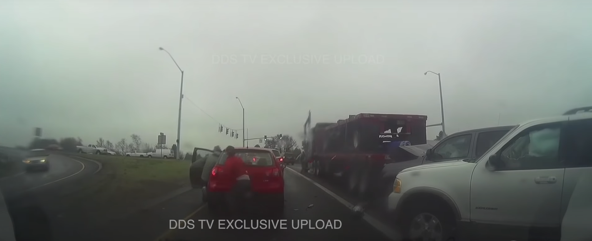 Video: Vodič nabúra a ukradne auto inému účastníkovi nehody